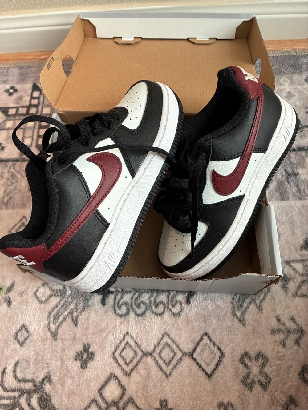 Nike Kids Low-Top Sneakers in Black, White & Burgundy